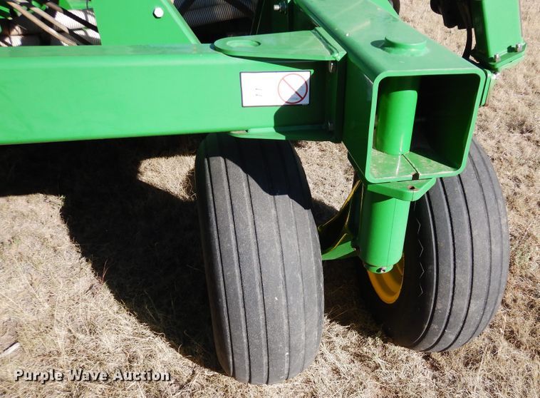 image for item DF8154 2010 John Deere 1890  air seeder
