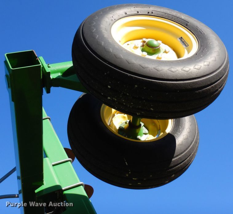 image for item DF8154 2010 John Deere 1890  air seeder