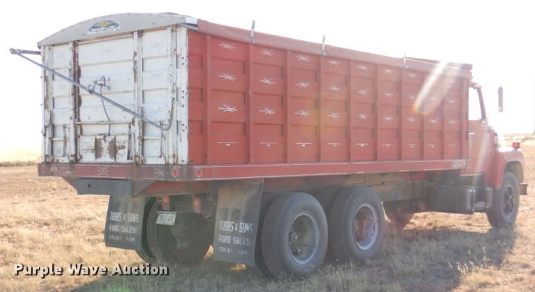 image for item DF8160 1979 Ford 7000  grain truck