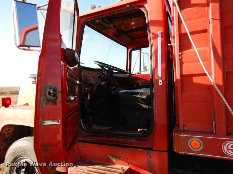 image for item DF8160 1979 Ford 7000  grain truck