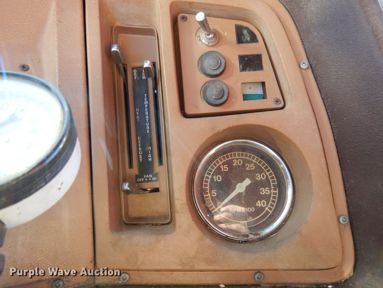 image for item DF8160 1979 Ford 7000  grain truck