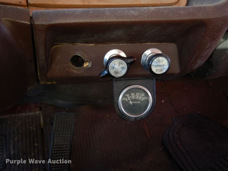 image for item DF8160 1979 Ford 7000  grain truck