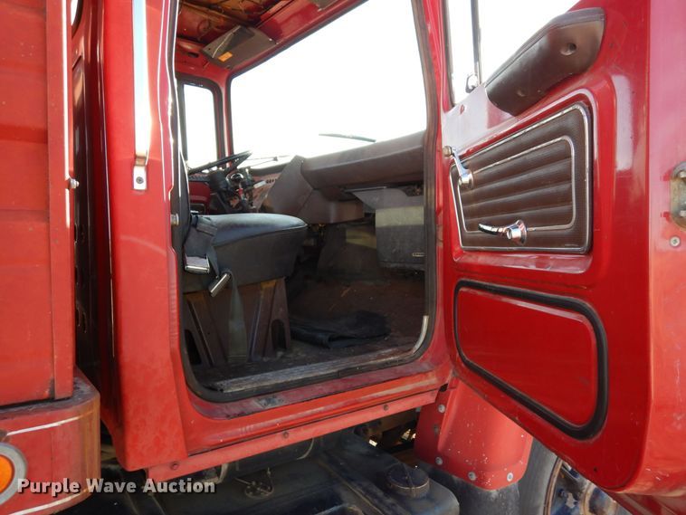 image for item DF8160 1979 Ford 7000  grain truck