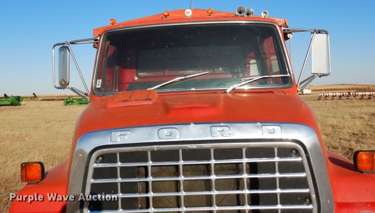 image for item DF8160 1979 Ford 7000  grain truck