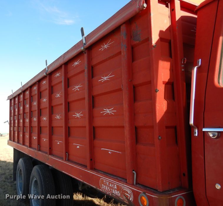 image for item DF8160 1979 Ford 7000  grain truck