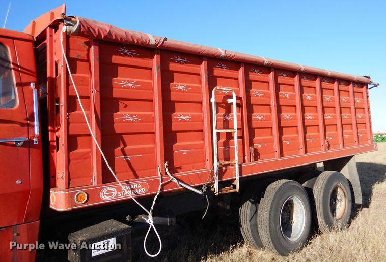 image for item DF8160 1979 Ford 7000  grain truck