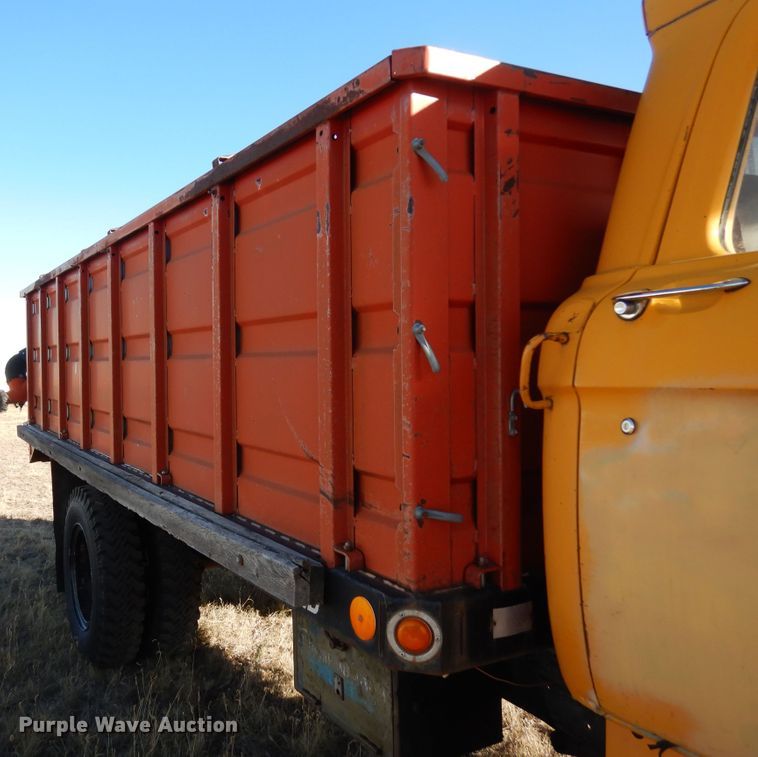 image for item DF8171 1966 Ford 600  grain truck