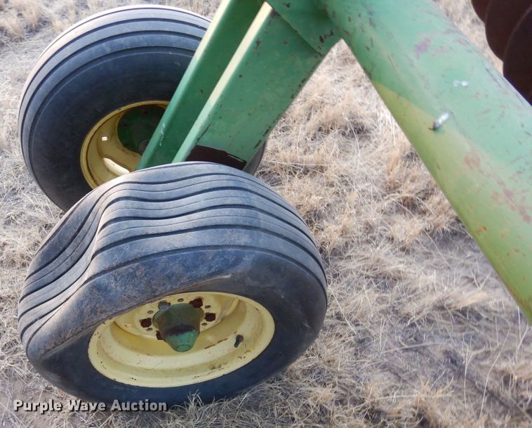 image for item DF8204 John Deere 330  double off-set disk