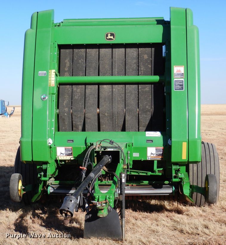 image for item DF8210 2014 John Deere 569 Premium  round baler