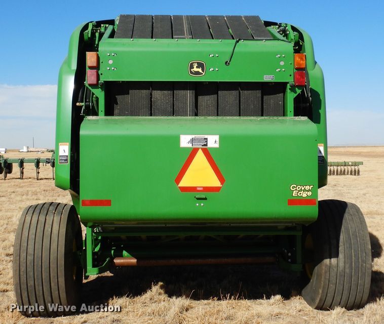 image for item DF8210 2014 John Deere 569 Premium  round baler
