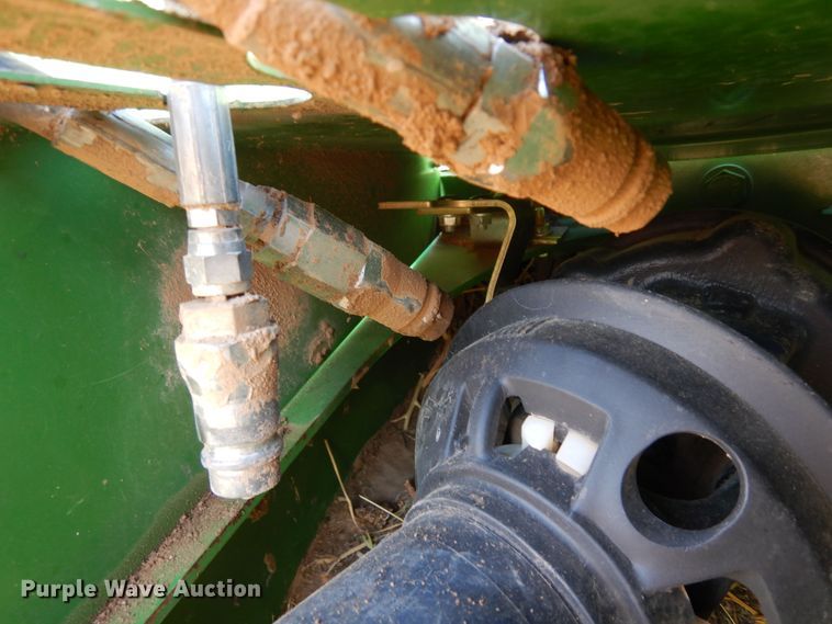 image for item DF8210 2014 John Deere 569 Premium  round baler