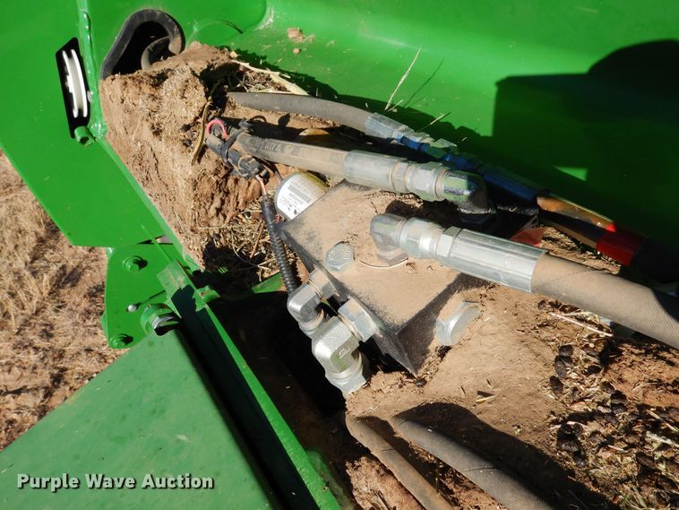 image for item DF8210 2014 John Deere 569 Premium  round baler