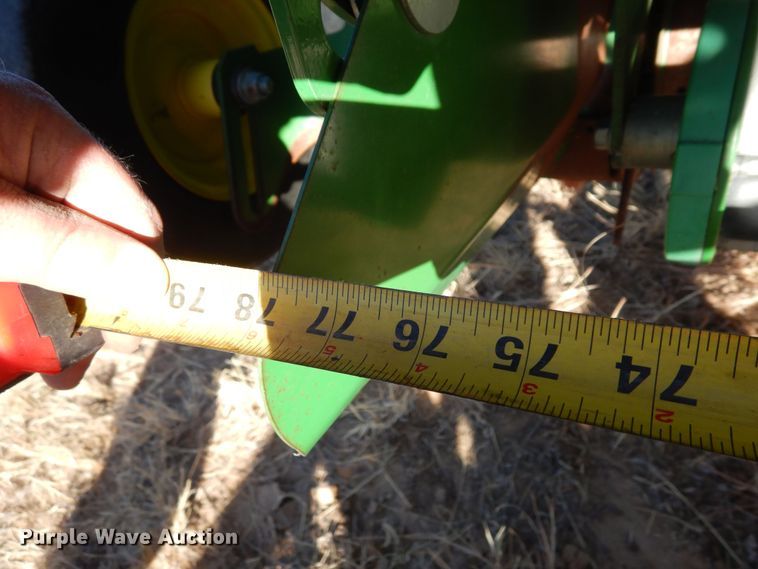 image for item DF8210 2014 John Deere 569 Premium  round baler