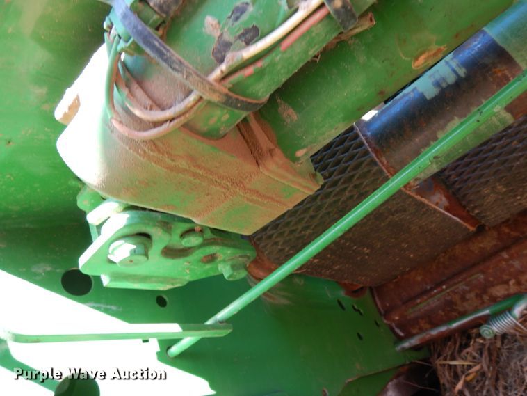 image for item DF8210 2014 John Deere 569 Premium  round baler