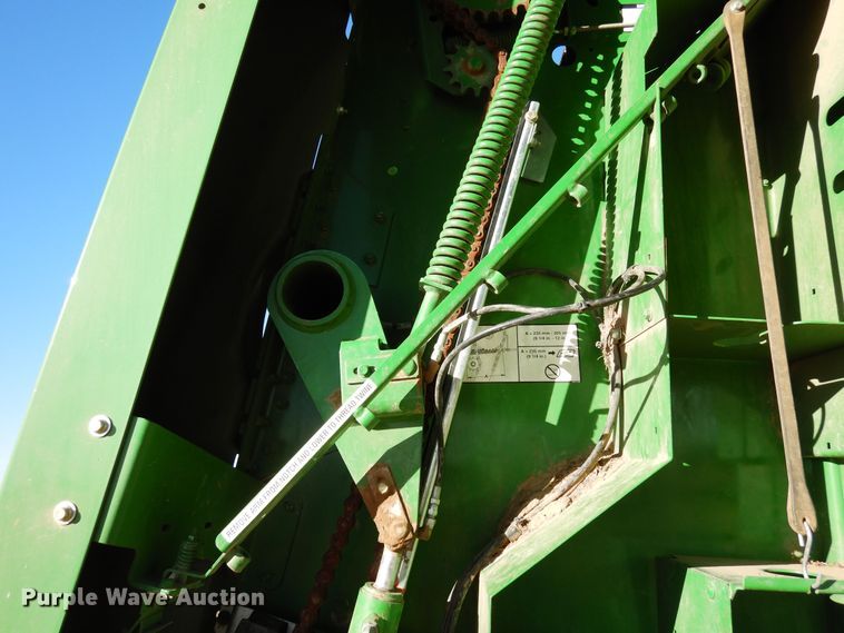 image for item DF8210 2014 John Deere 569 Premium  round baler