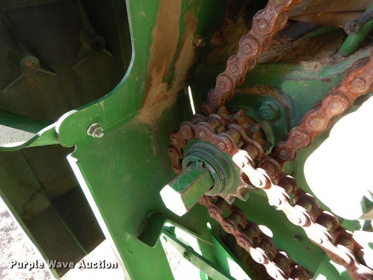 image for item DF8210 2014 John Deere 569 Premium  round baler