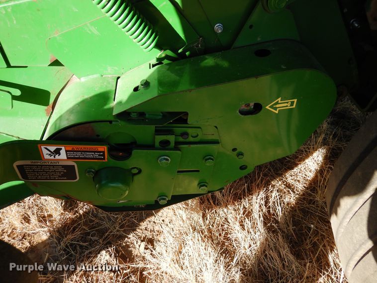 image for item DF8210 2014 John Deere 569 Premium  round baler