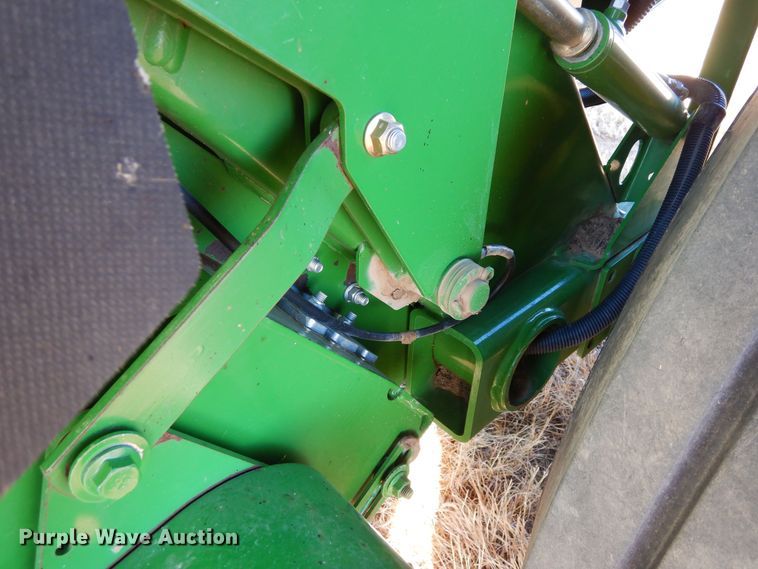 image for item DF8210 2014 John Deere 569 Premium  round baler