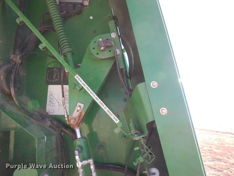 image for item DF8210 2014 John Deere 569 Premium  round baler
