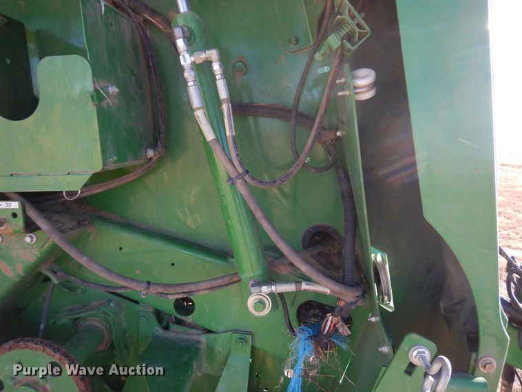 image for item DF8210 2014 John Deere 569 Premium  round baler