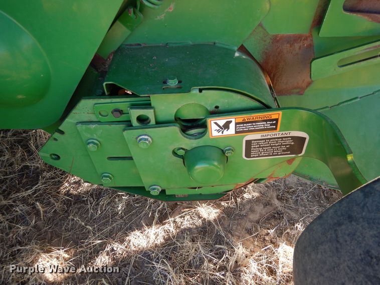 image for item DF8210 2014 John Deere 569 Premium  round baler