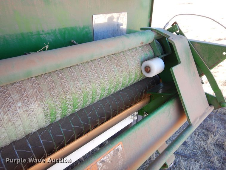 image for item DF8210 2014 John Deere 569 Premium  round baler