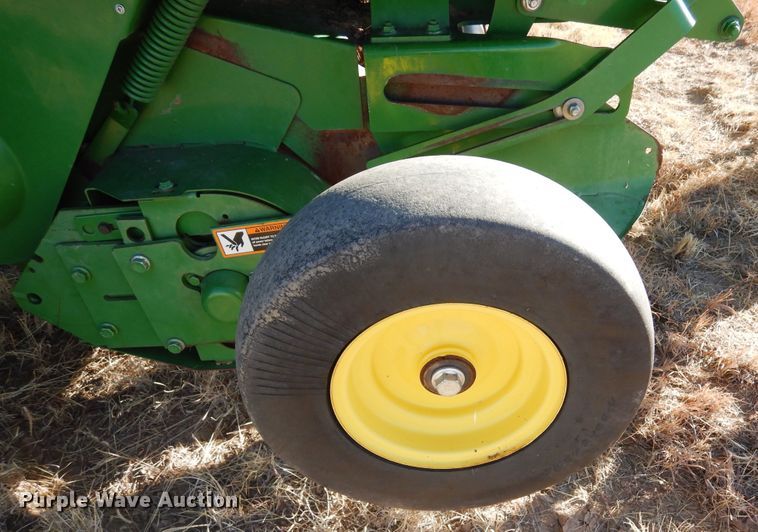 image for item DF8210 2014 John Deere 569 Premium  round baler