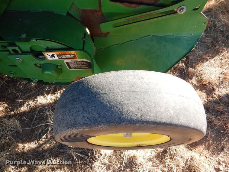 image for item DF8210 2014 John Deere 569 Premium  round baler