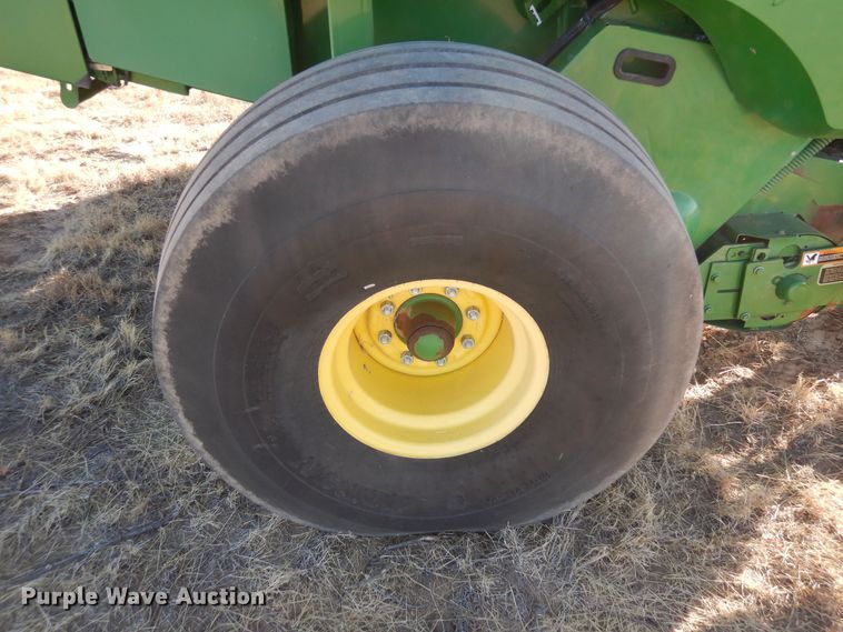 image for item DF8210 2014 John Deere 569 Premium  round baler