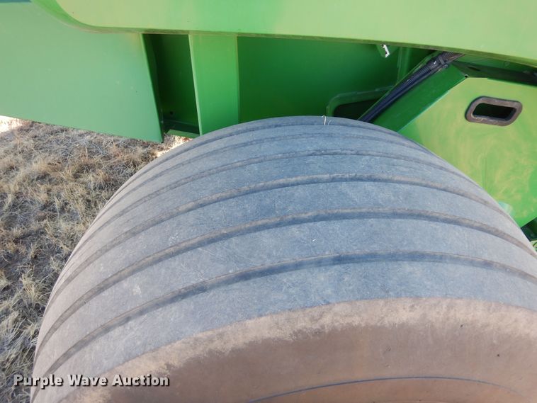 image for item DF8210 2014 John Deere 569 Premium  round baler