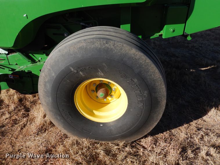 image for item DF8210 2014 John Deere 569 Premium  round baler