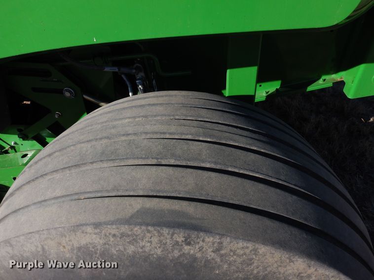 image for item DF8210 2014 John Deere 569 Premium  round baler