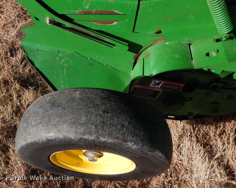 image for item DF8210 2014 John Deere 569 Premium  round baler