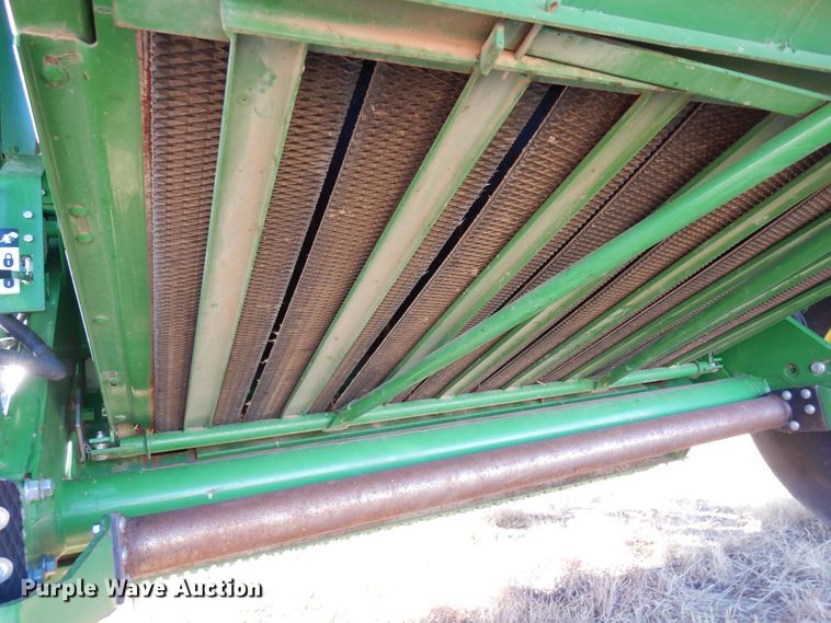 image for item DF8210 2014 John Deere 569 Premium  round baler