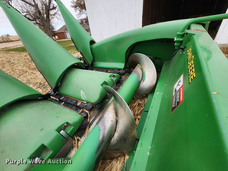 image for item DM4867 2011 John Deere 608CX  corn head