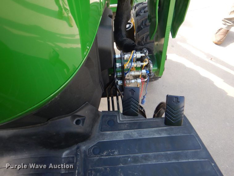 image for item DO1650 2022 John Deere 2038R  MFWD tractor