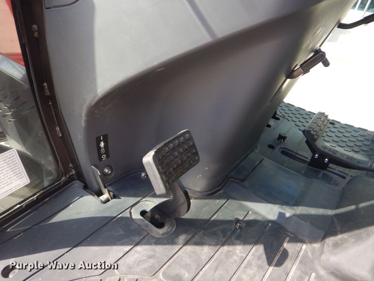 image for item DO1652 2022 Mahindra 1640 HST  MFWD tractor