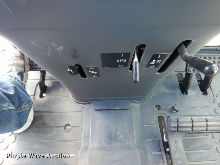 image for item DO1652 2022 Mahindra 1640 HST  MFWD tractor