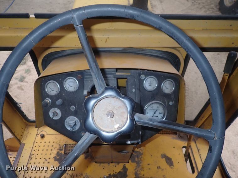 image for item DQ3091 1969 Minneapolis Moline G1000 Vista  tractor