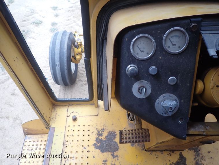 image for item DQ3091 1969 Minneapolis Moline G1000 Vista  tractor