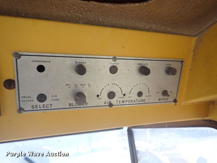 image for item DQ3091 1969 Minneapolis Moline G1000 Vista  tractor