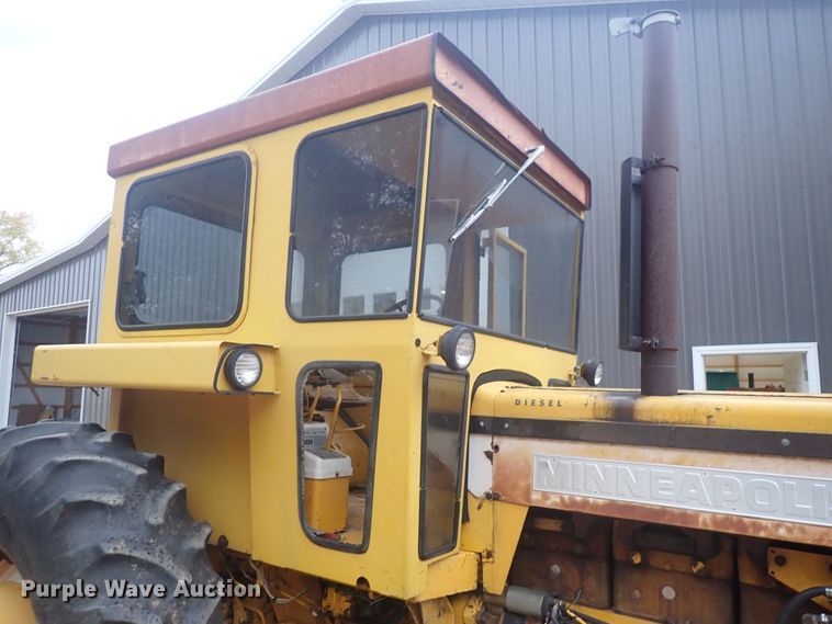 image for item DQ3091 1969 Minneapolis Moline G1000 Vista  tractor