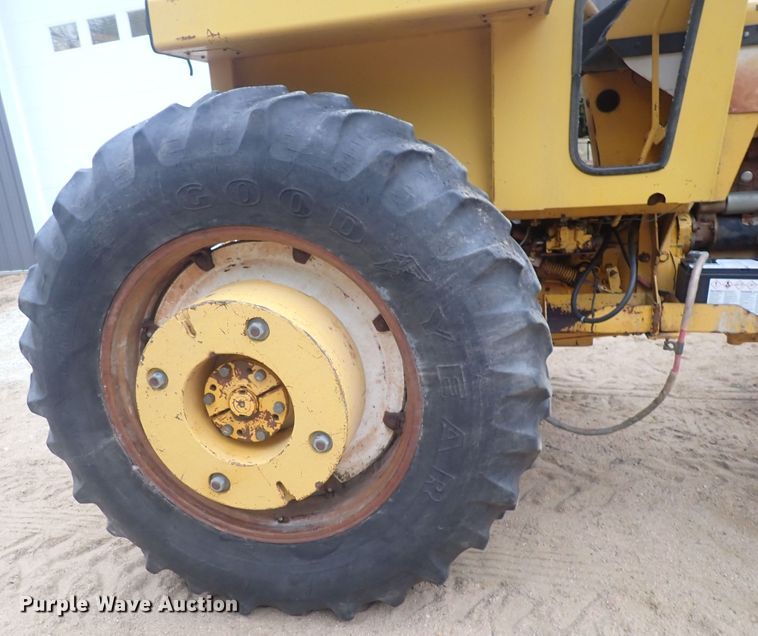 image for item DQ3091 1969 Minneapolis Moline G1000 Vista  tractor