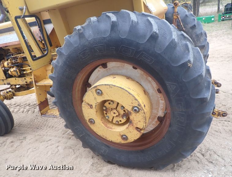 image for item DQ3091 1969 Minneapolis Moline G1000 Vista  tractor