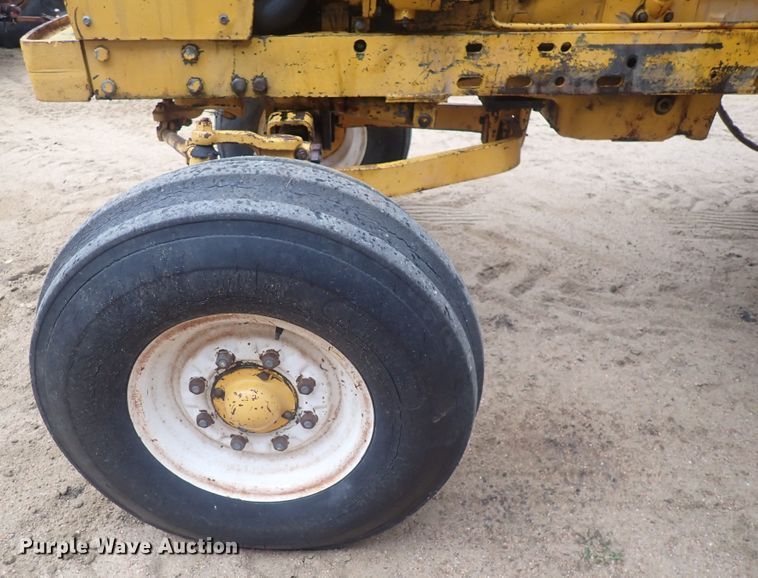 image for item DQ3091 1969 Minneapolis Moline G1000 Vista  tractor