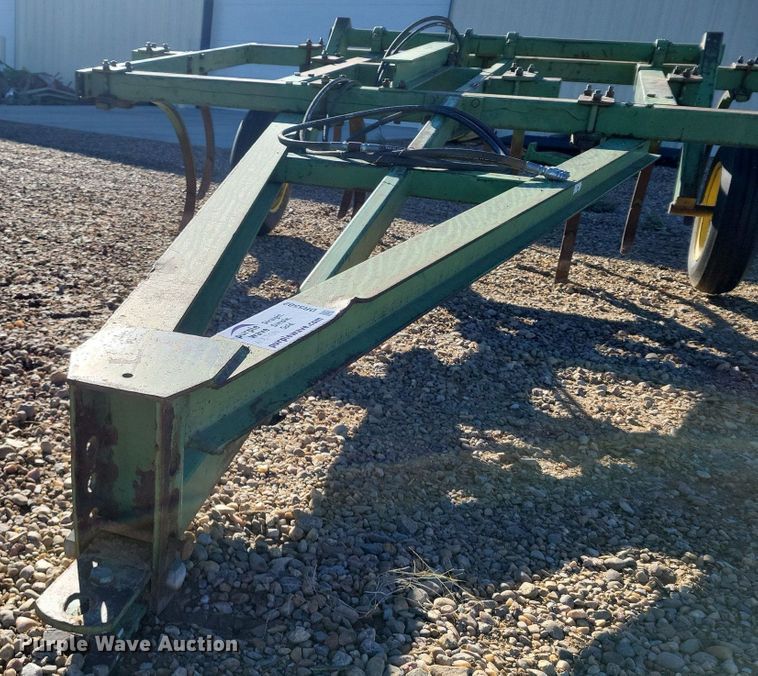 image for item DR5502 John Deere 1600  chisel