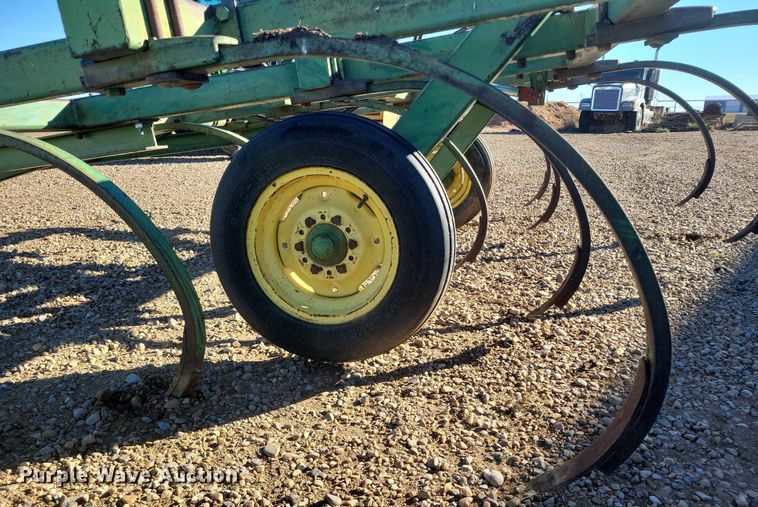 image for item DR5502 John Deere 1600  chisel