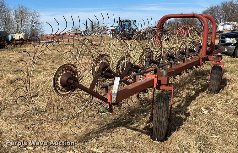 image for item DR7339 1992 Vicon H1050  hay rake