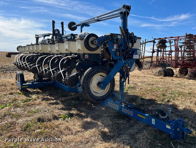 image for item DR7345 Kinze 3600  planter