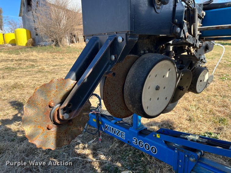 image for item DR7345 Kinze 3600  planter